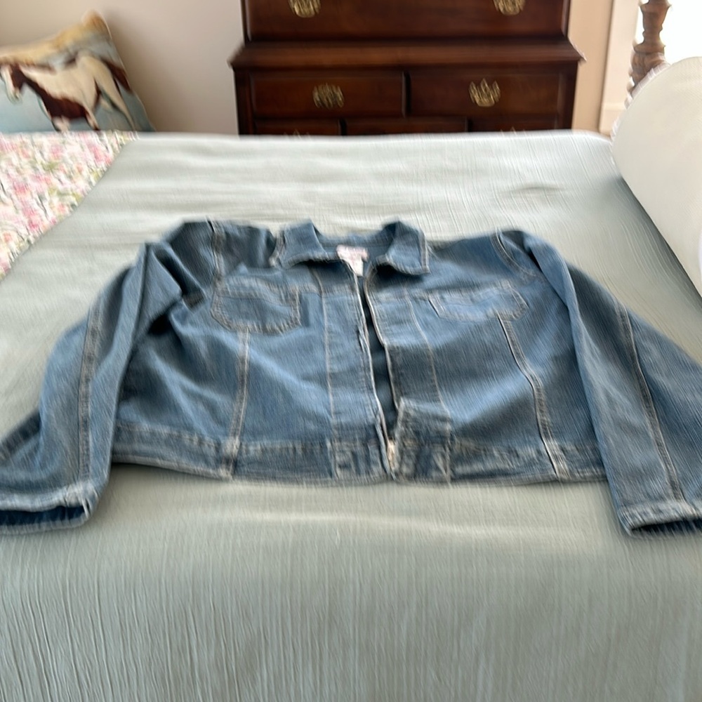 In perfect condition. Dress it up or dress it down! Wear it open or zipped up.